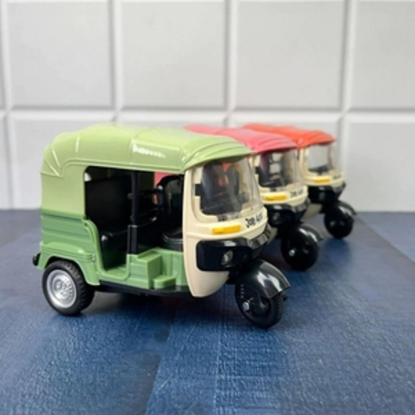AUTO RICKSHAW TOY, WITH PULL BACK ACTION CITY TRAFFIC VEHICLES PUBLIC TRANSPORT TOY WITH LIGHT AND SOUND FOR AGED 3 4 5 6 BOYS AND GIRLS, KIDS PARTY FAVOURS GIFTS