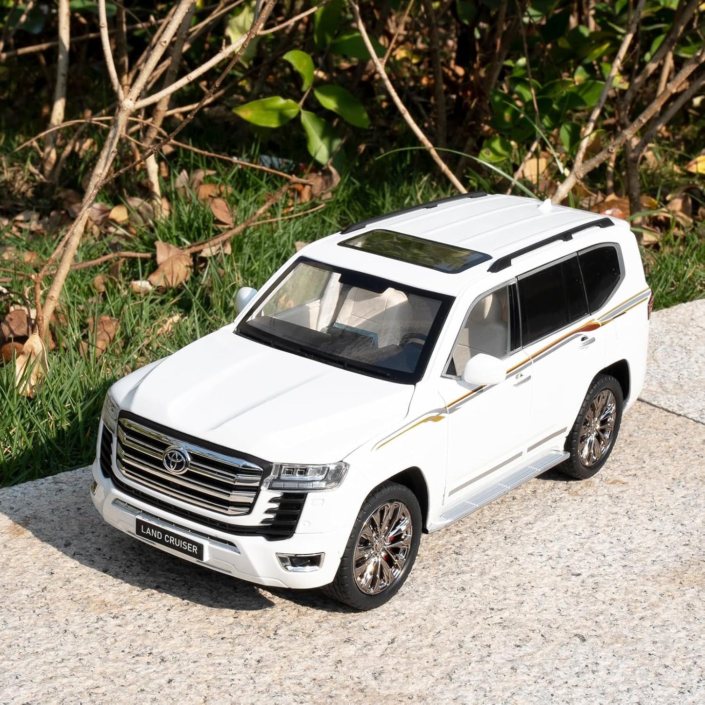 Toyota Land Cruiser LC300 1:24 Diecast Scale Model Car