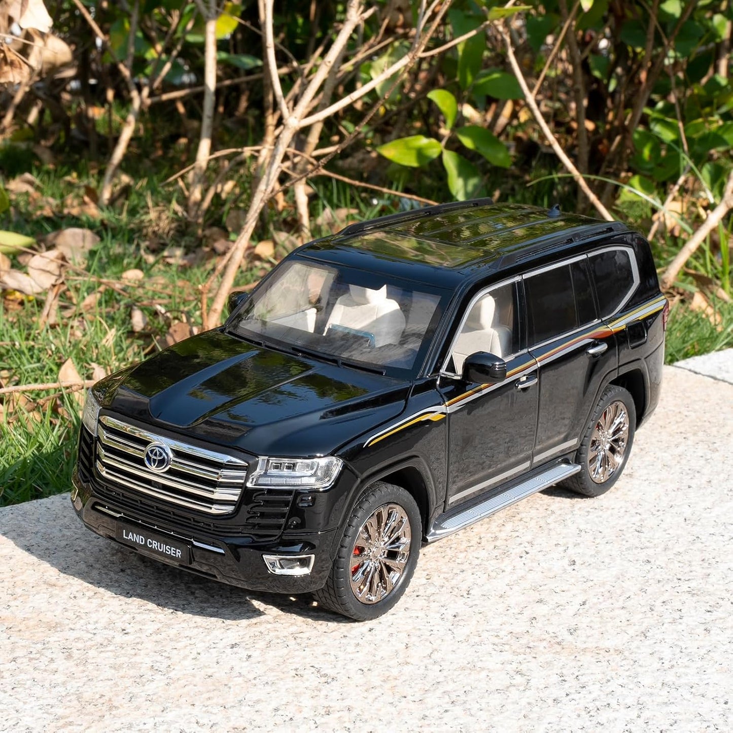 Toyota Land Cruiser LC300 1:24 Diecast Scale Model Car