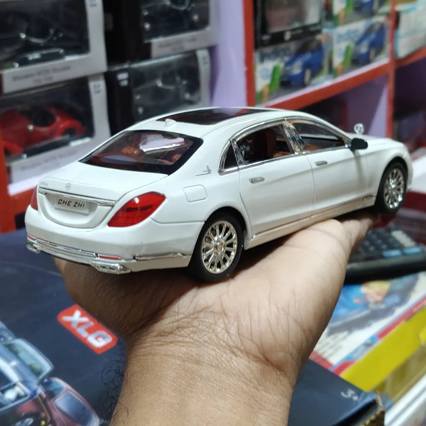Mercedes Benz 300 EL 1:24 Scale Model Diecast Metalcar