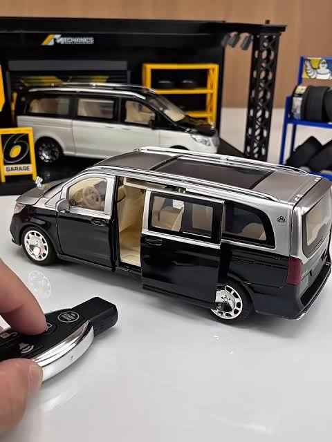 Mercedes-Maybach VS680 1:24 With Key Remote Metal Diecast Car